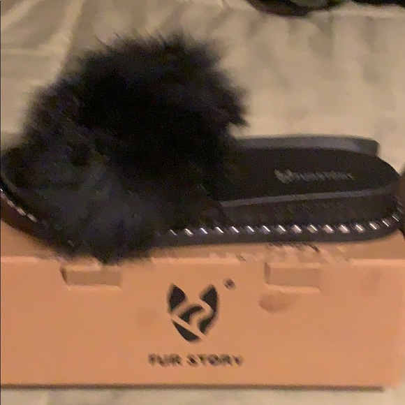 Women’s size 10 slippers (slides). - Picture 3 of 4